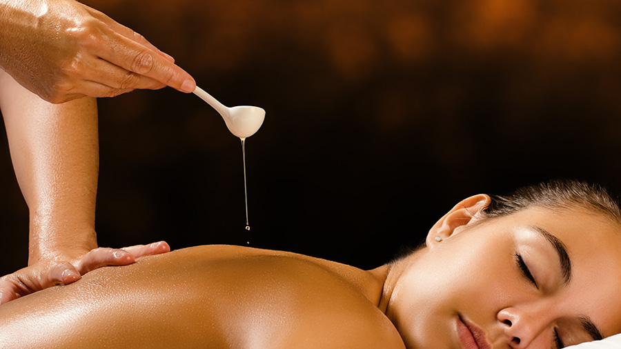 Raindrop technika účinně uvolňuje stres a napětí díky spojení masáže a působení esenciálních olejů